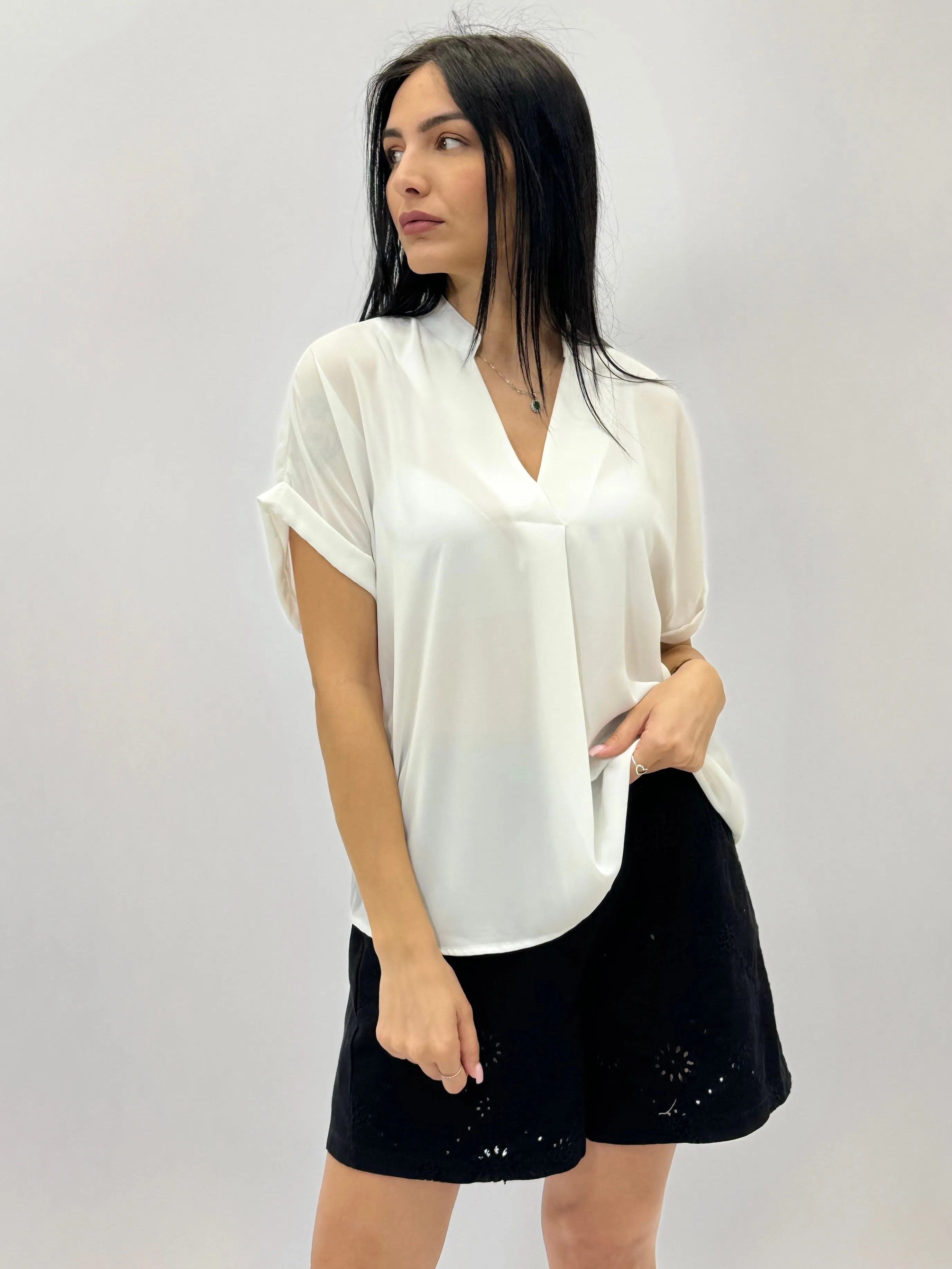 Lightweight blouse with mandarin collar.