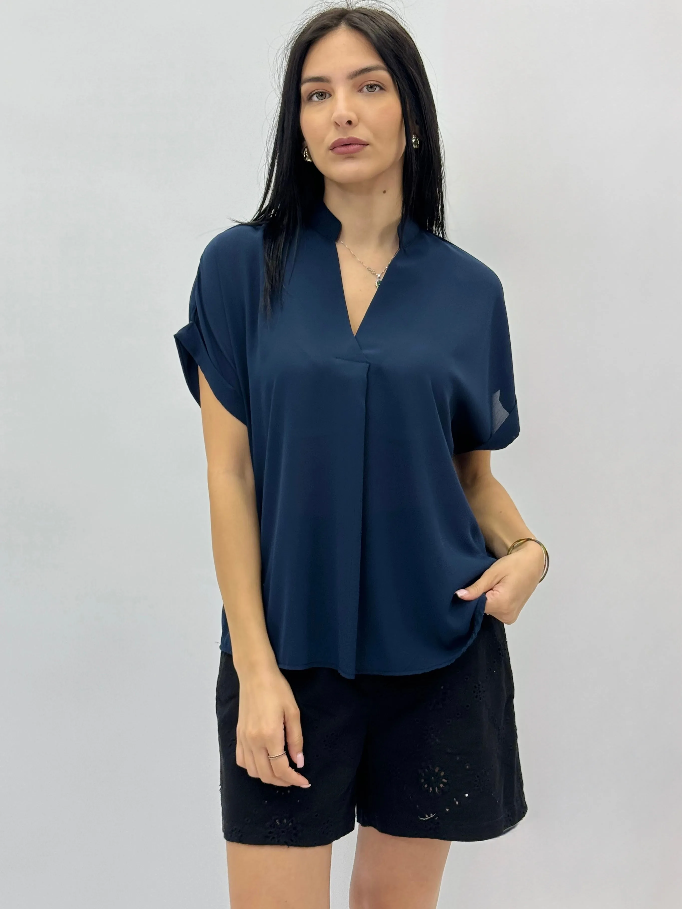 Lightweight blouse with mandarin collar.