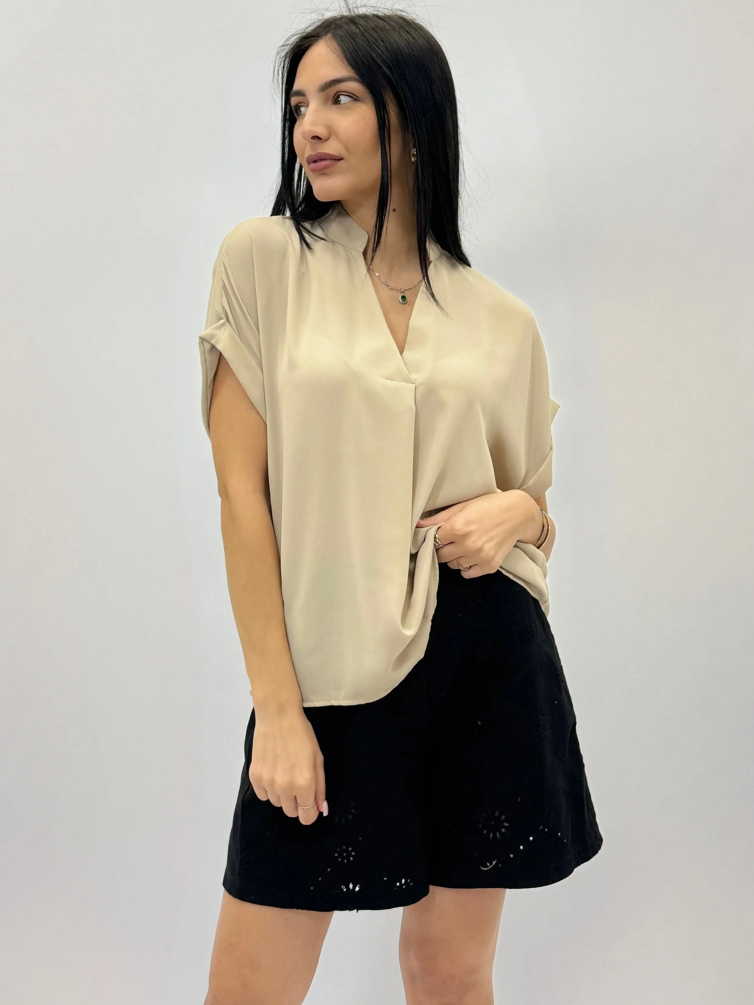 Lightweight blouse with mandarin collar.