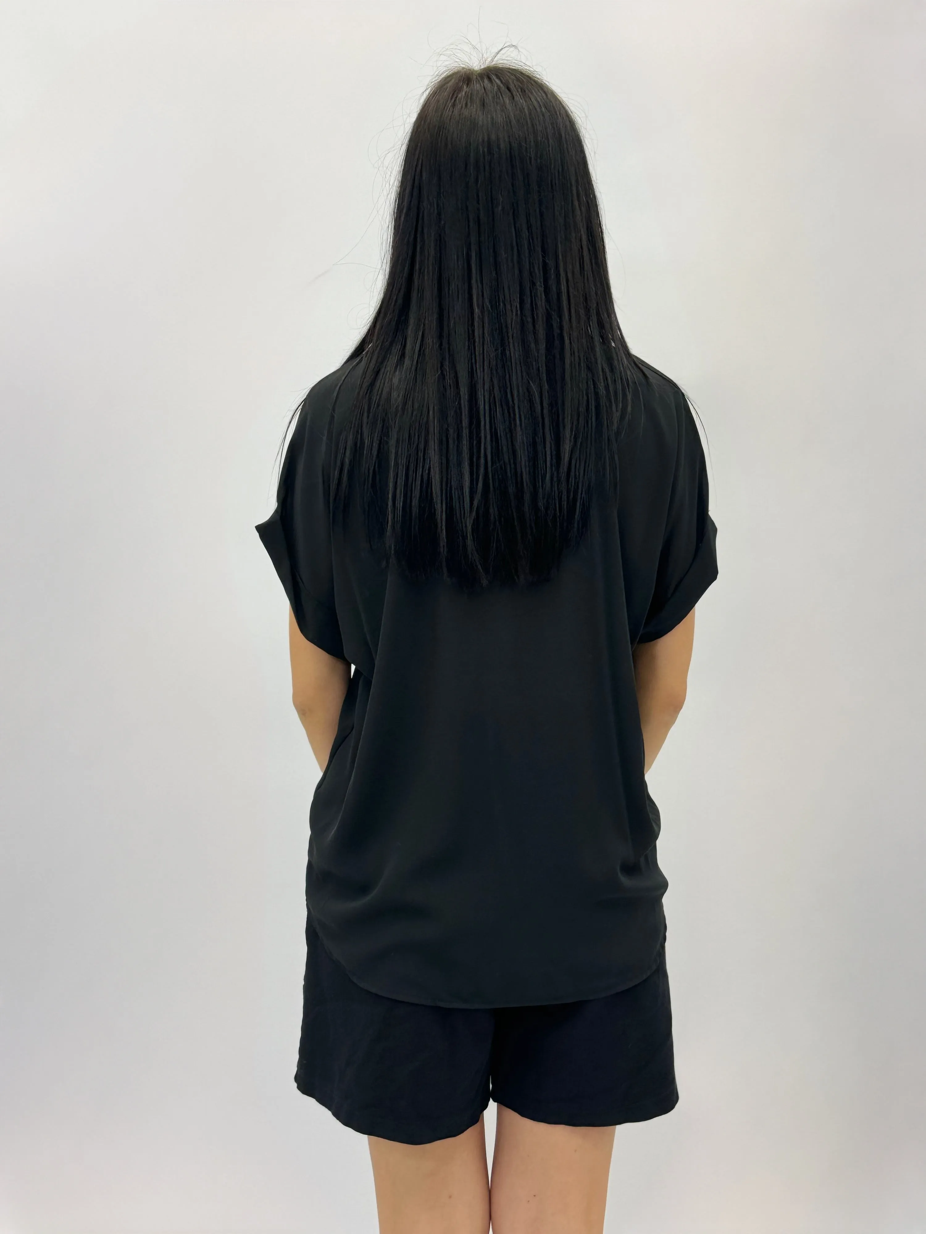 Lightweight blouse with mandarin collar.