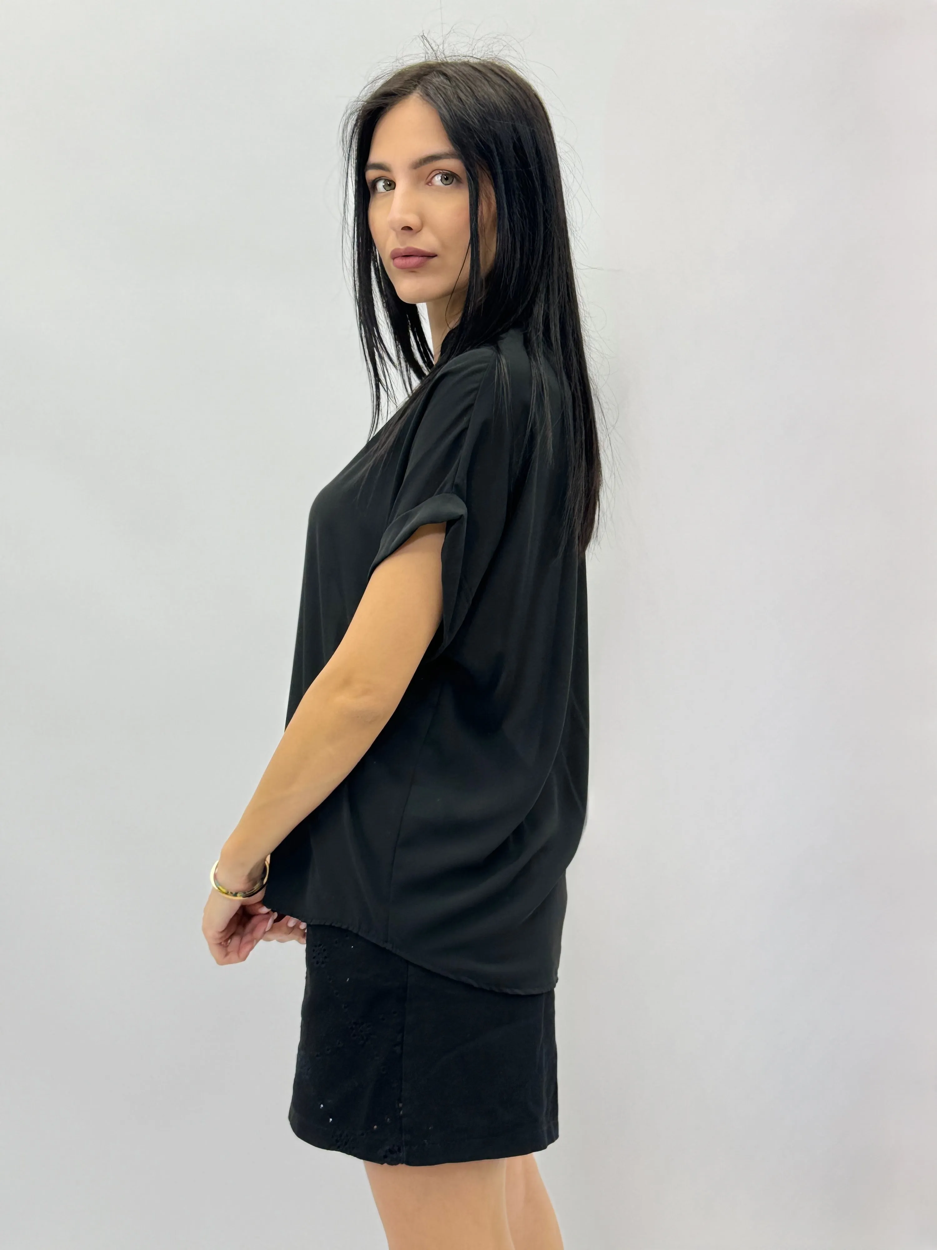 Lightweight blouse with mandarin collar.