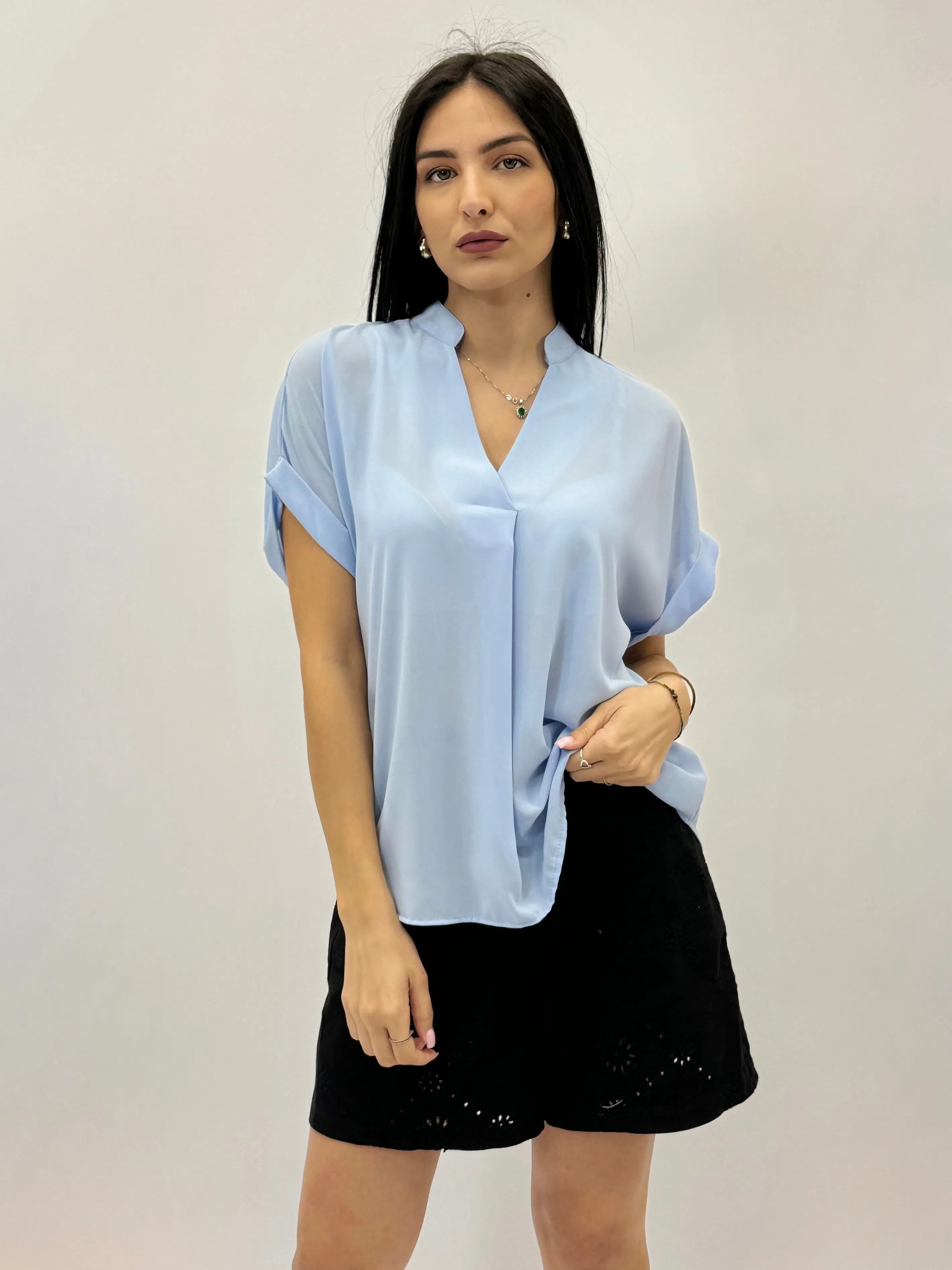 Lightweight blouse with mandarin collar.